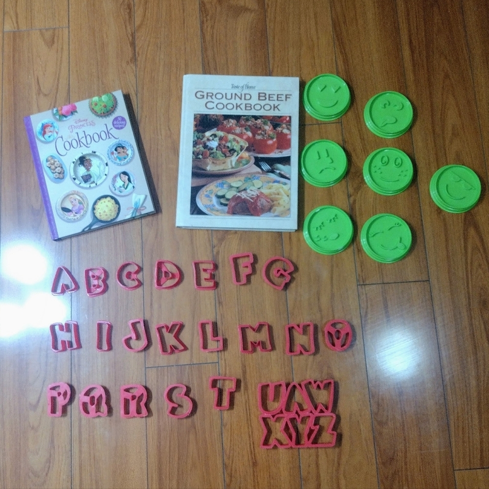 New Disney princess cookbook hardcover&Ground beef cookbook &Cookie cutters